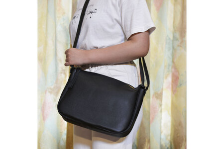 AX017-3 益子の革工房maharoのラウンドショルダーポーチ（L）ブラック