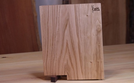 まな板 栗 くり スタンド付き 大 ウォールナット取手 30 × 25cm 厚み 2.4cm 木製まな板 木製 無垢材 天然無垢材 自立 ステンレスキャップ キッチン用品 台所用品 調理器具 食器 雑貨 日用品 工芸品 カッティングボード 丸型 まーるぃ 香川県 綾川町