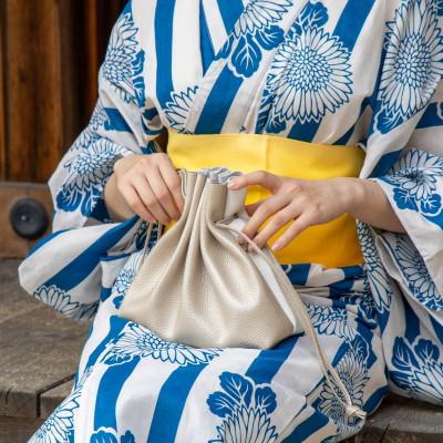 ふるさと納税 尼崎市 【シルバーホワイト】国産本革の巾着バッグ シュリンク型押し牛革使用(ショルダー付き) |  | 01