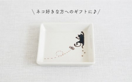【波佐見焼】陶器 ぶらさがり猫 正角皿 3枚 3種 〈ミケ・クロ・トラ〉 [OAQ009]