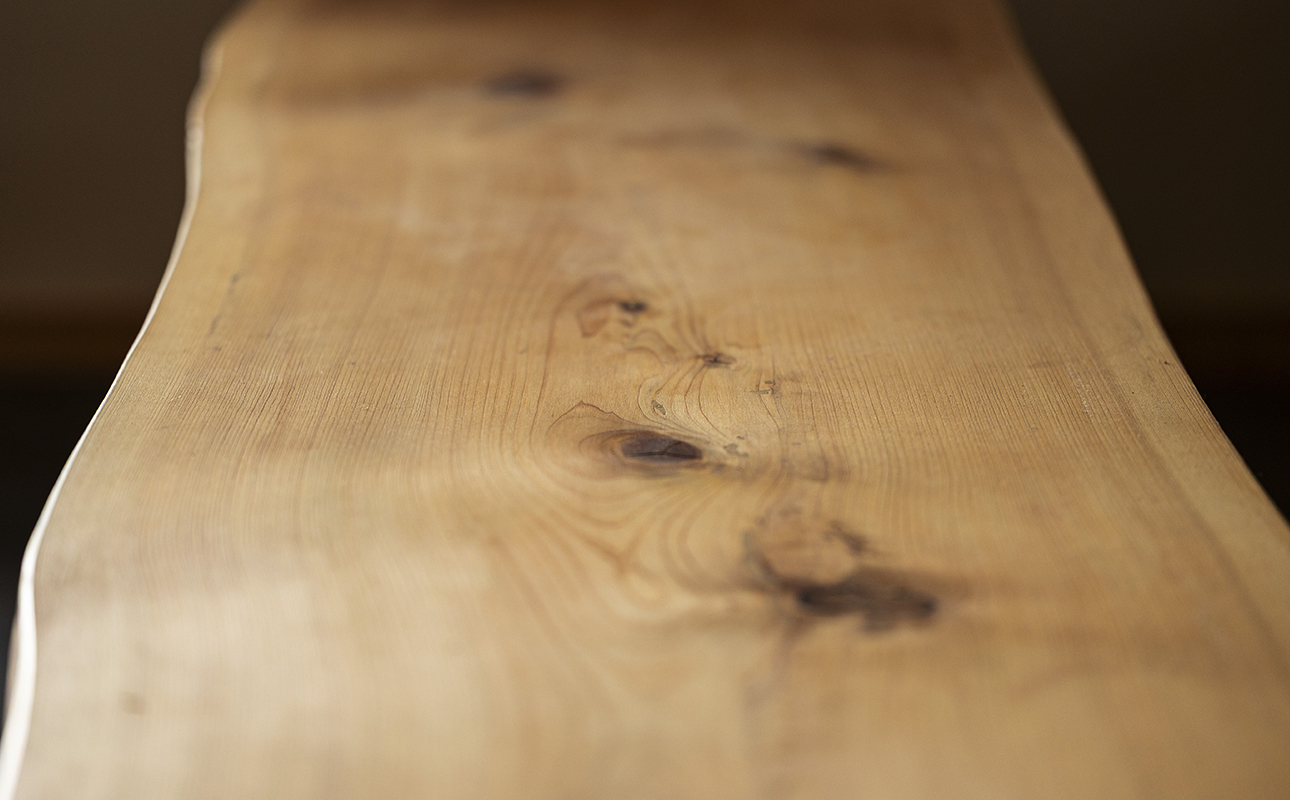 徳川御三家紀州藩の伝統を受け継ぐ三重県 尾鷲（オワセ）ヒノキ使用 BROOK 一枚板オーディオボード 長さ1,200×奥行350×高さ約400mm　【家具 インテリア オーディオボード テレビ台 リビング 木製 伊勢 おすすめ ブランド メーカー オーダーメイド 手作り おしゃれ 木 ダイニング 家族 一人暮らし 脚 新生活 引越し 椅子 イス ブルック 三重県 四日市市 ふるさと納税】