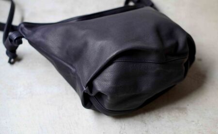 シルキータッチしっとりレザー 軽く柔らかい袋ショルダーバッグ・ＬＵＡ(ＬＡ００2)＃墨黒 バッグ 牛革 レザー 革製品 天然素材 軽量 日本製 ブラック カジュアル 墨田区 東京