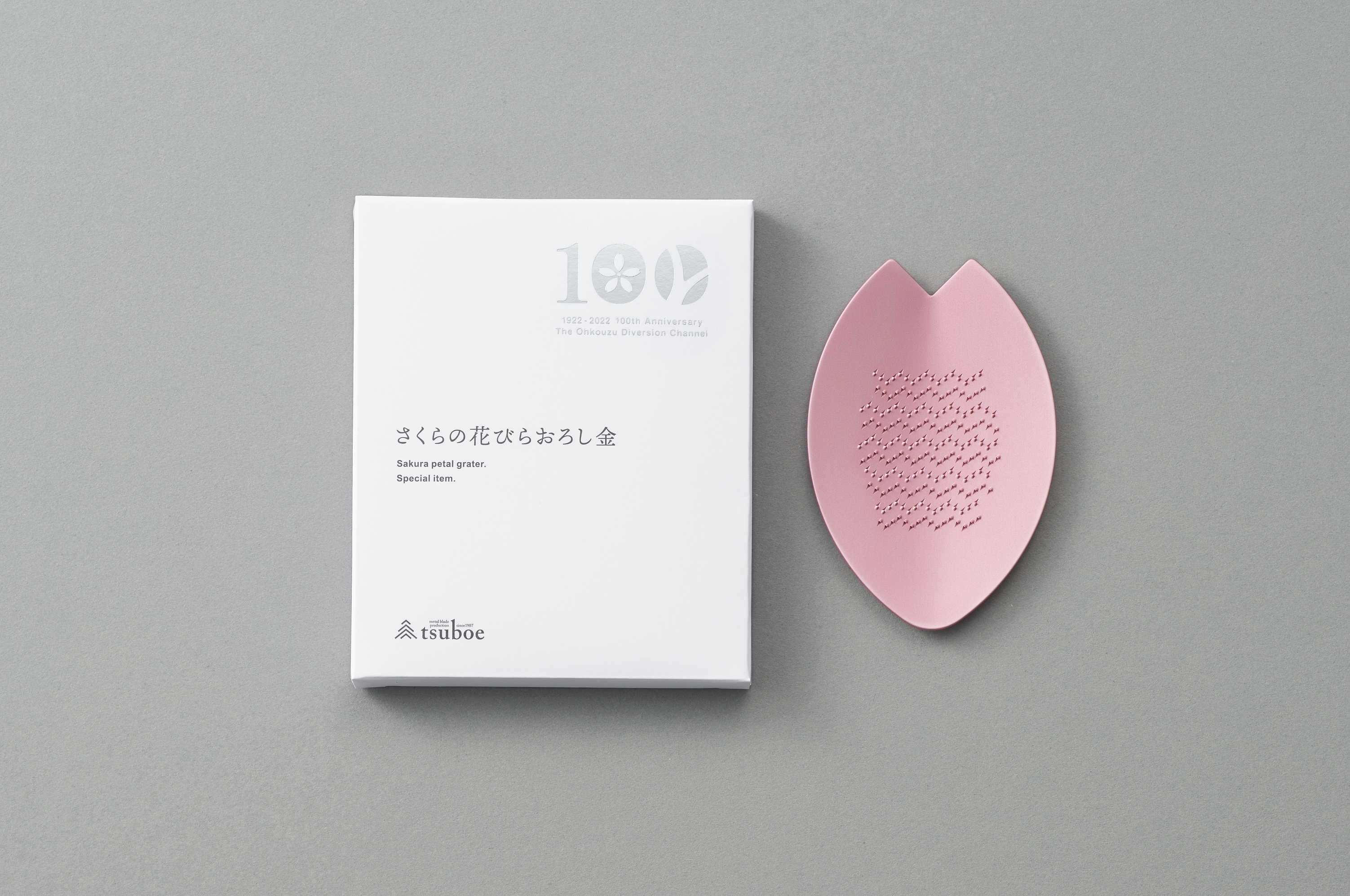 
            さくらの花びらおろし金(大河津分水通水100周年記念パッケージ)【 おろし器 】 FC008114
          