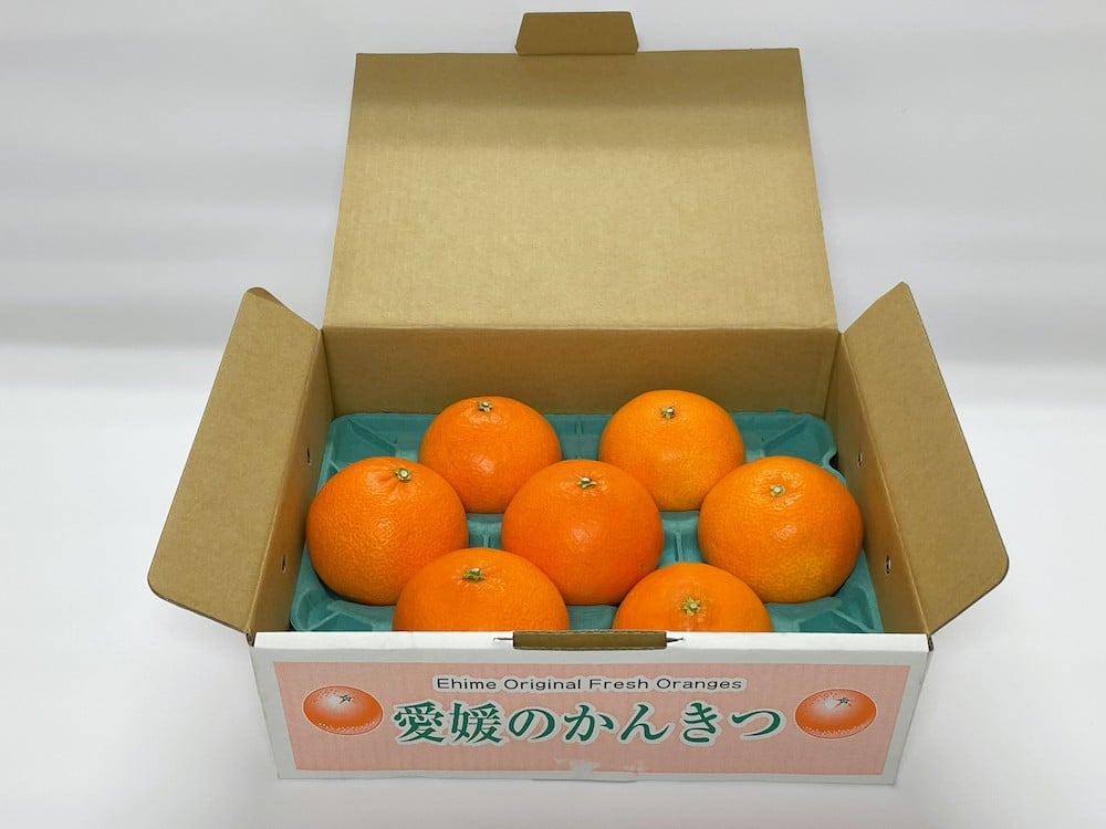 一玉ずつ大切に、専用の化粧箱に詰め合わせてお届けします。贈り物にもおすすめです。