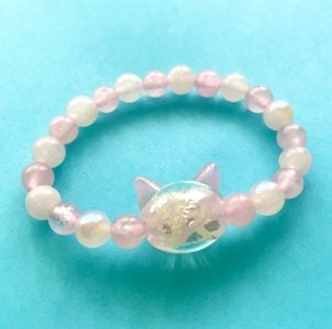光る猫玉とローズクオーツのブレスレット ジュエリー（レディースサイズ）