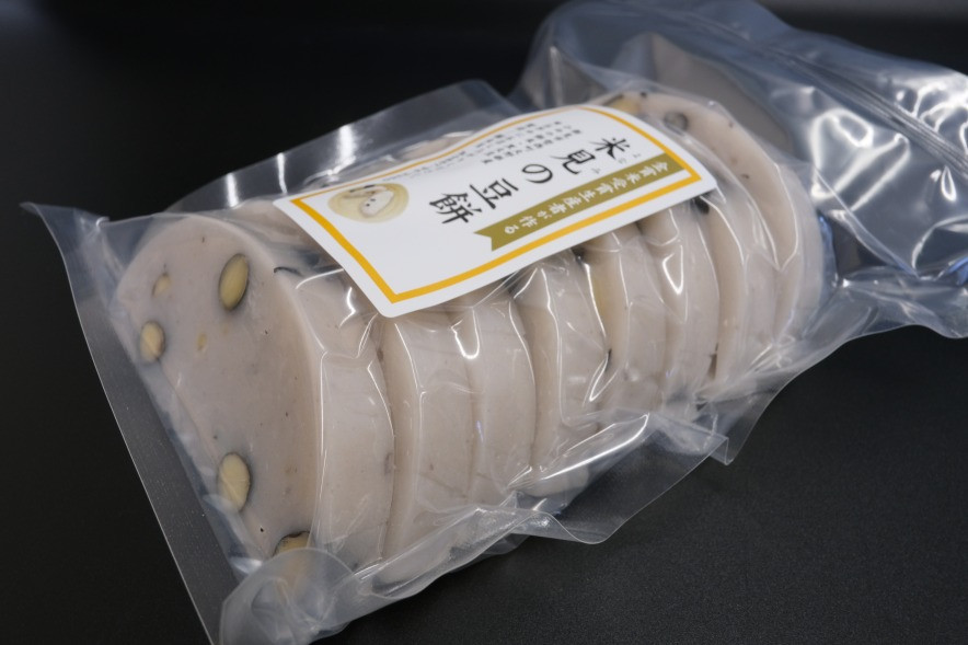 豆餅1パック。豆の味をしっかり感じます。1枚が厚いので食べ応えあり。薄味の塩加減は、何枚も食べたくなる味！