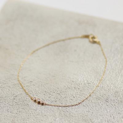 ふるさと納税 大津市 【K18イエローゴールド ラボダイヤモンドブレスレット】0.063ct 上品な3粒デザインが美しい |  | 02