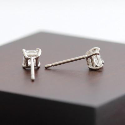 ふるさと納税 山梨市 プラチナ900ダイヤモンド0.30ct×0.30ctプリンセスカットピアス |  | 02