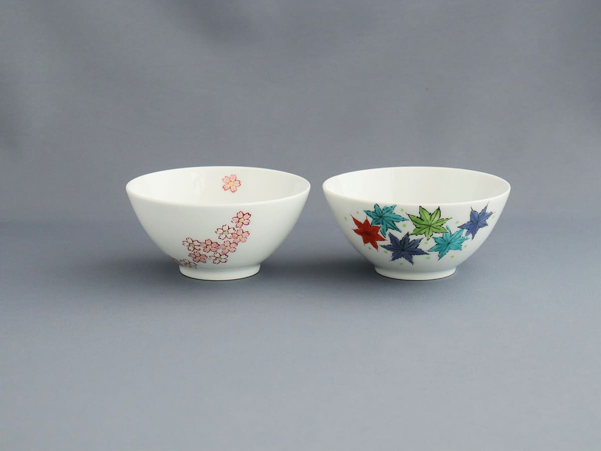 【ふるさと納税】有田焼 春秋文様姫碗ペア【赤絵白磁硯処 雪月花】食器 うつわ 器 磁器 陶磁器 茶碗 茶わん ご飯茶碗 2個 セット ペア 小さめ 植物 花 桜 さくら 楓 かえで 手描き di020
