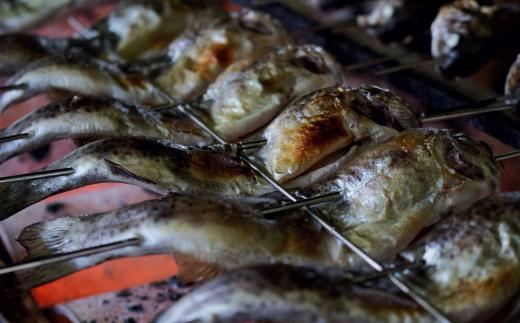 遠火で炙りながら、絶妙な火加減で焼き上げて、水分を飛ばします。