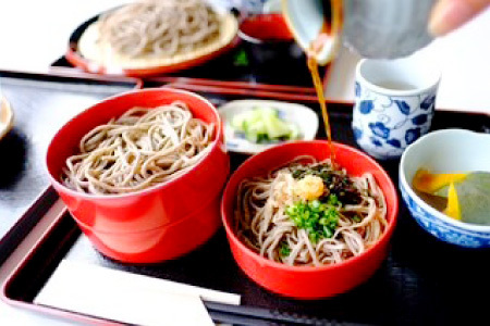 高原そば壱心　手打ち生そば4食セット【生そば 4人前 そばつゆ付き セット 蕎麦 玄そば 出雲そば そば 国産 無添加 手打ち 打ち立て 冷蔵配送 自家製 石臼挽き こだわり 人気 生麺 麺類 和食 食品 健康 美容 季節限定】