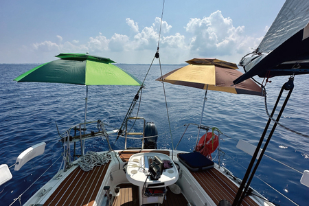 沖縄ヨット体験セーリング 2時間コース(1艇分：4名様まで可)｜沖縄 おきなわ 沖縄県 体験 体験型 海 セーリング ヨットセーリング マリンスポーツ ヨット クルージング 船 贅沢 マリンレジャー 