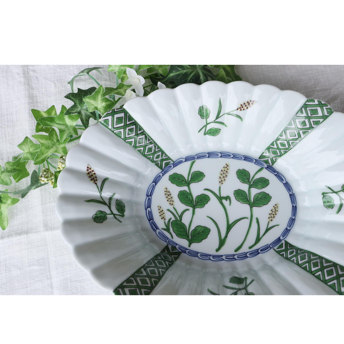 【テーブルに華を添える】 有田焼 麦デザイン 菊型楕円鉢 25cm 1枚 【深海三龍堂】 宝泉窯 レンジ対応 食洗機対応 楕円 オーバル 鉢 食器 器 うつわ A18-55_イメージ3