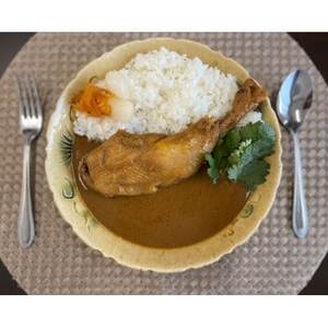 【食卓が騒然】骨付きモモ丸ごと1本!ビジュアル系チキンカレー/六ツ美のあの肉カレー辛口(5個セット)【1276204】