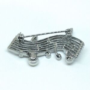 1977 ブローチ・楽譜(淡水本真珠・ボタン）ブローチ 真珠のブローチ 音楽 楽譜のブローチ 淡水真珠 贈り物 かわいいアクセサリー楽譜のアクセサリー カジュアルアクセサリー