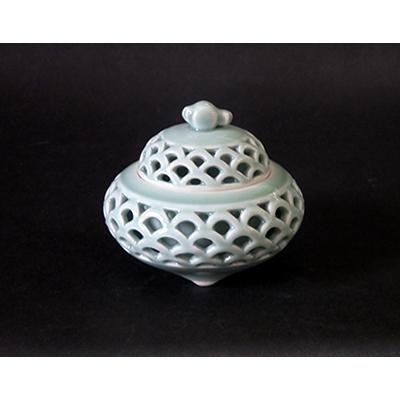 ふるさと納税 伊万里市 青磁蕪型青海波透かし彫り香炉