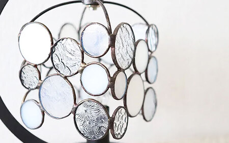 ステンドグラスのテーブルランプ チビ ホワイト / ランプ オリジナル ギフト / 瀬戸市 / Ｎｉｊｉｉｒｏ　Ｌａｍｐ[BBAD046]