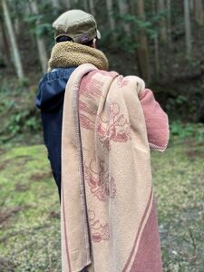 赤外線を吸収して温かくなる難燃ボアの焚火カモ柄ブランケット　Sサイズ_カーキドラブ【G0649】