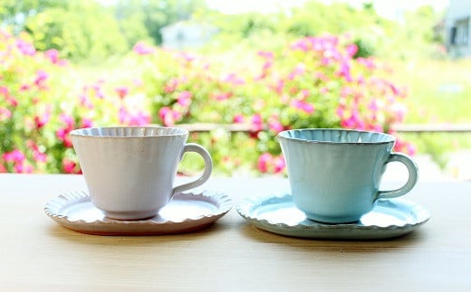 
            京丹波町の窯元「工房瑞穂」特製のコーヒーカップ＋ソーサーペアセット（白＋青）　[028MG001WB]
          