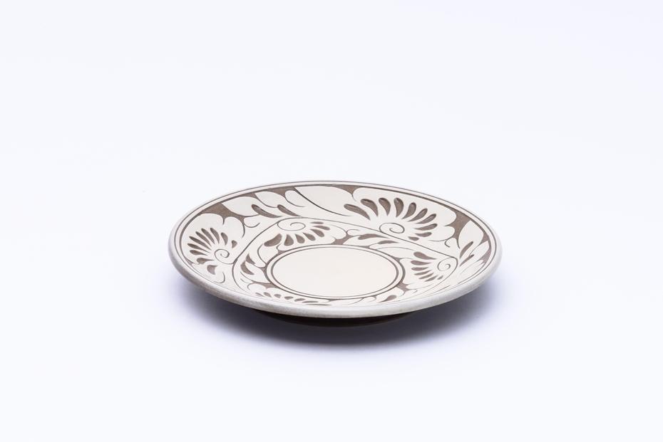 皿 ＜受注生産品＞白唐草線彫 ( 5寸皿 × 1枚 )