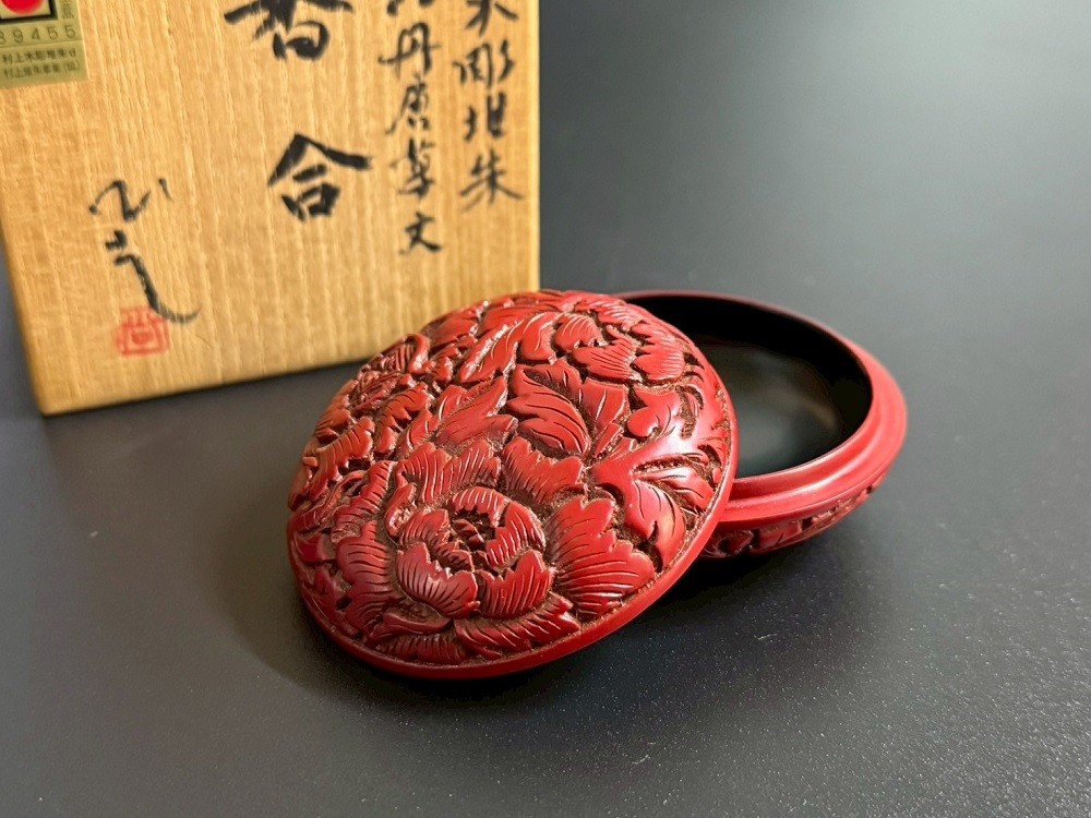 
            【限定一点物】村上木彫堆朱 香合(牡丹唐草) 1046002
          