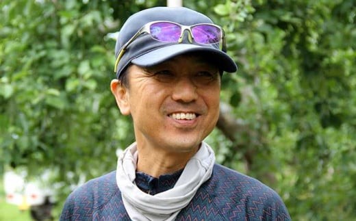日光を均一に当て、甘くジューシーに育てる小林さんのりんご。
