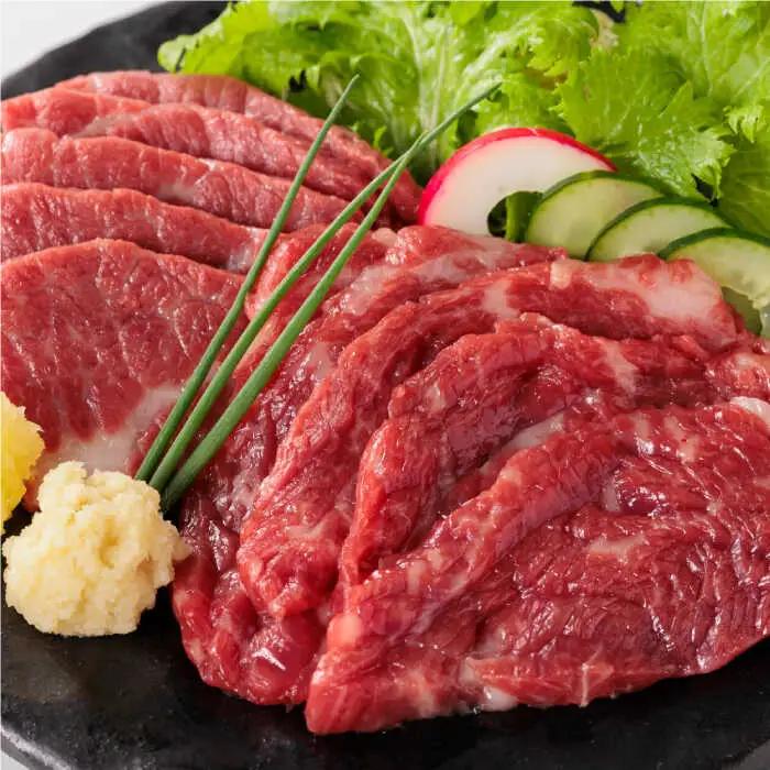 【全6回定期便】【熊本肥育】熊本ならでは！霜降り馬刺しをたっぷり楽しむセット 約50g×10パック 計500g 中トロ サシ 山鹿市 小分け【株式会社 利他フーズ】[ZBK036]