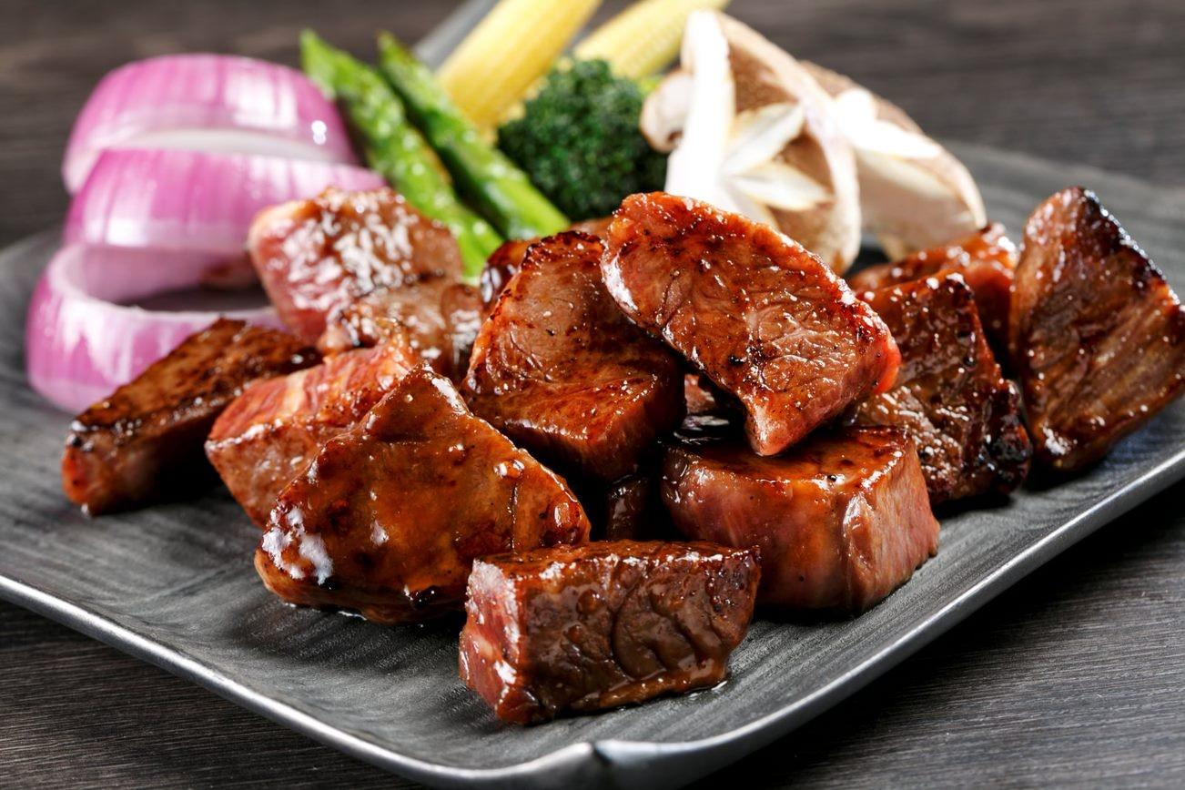 
            佐賀牛サイコロステーキ 300g ／ 霜降り 日本産 国産 黒毛和牛 焼肉 ステーキ 厚切り やわらかい ビーフ ギフト 贈り物 お中元 お歳暮 プレゼント 贈答用 厳選 部位
          