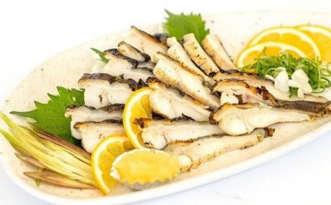 土佐のウツボのたたき１節300g～400g（冷凍）漁師町伝統タレ・にんにく・ネギ付 刺身 高知 タタキ 珍味【R00399】