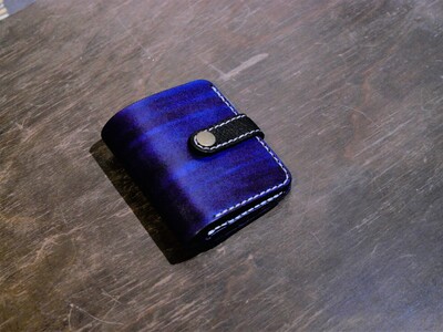 【ふるさと納税】【ブルーカラー】＜猪牛 本革 財布＞2つ折り 二つ折り 6色からカラー選択可 コンパクト 色が選べる 猪革 牛革 ジビエレザー 小物 ウォレット おさいふ 革工房Tail