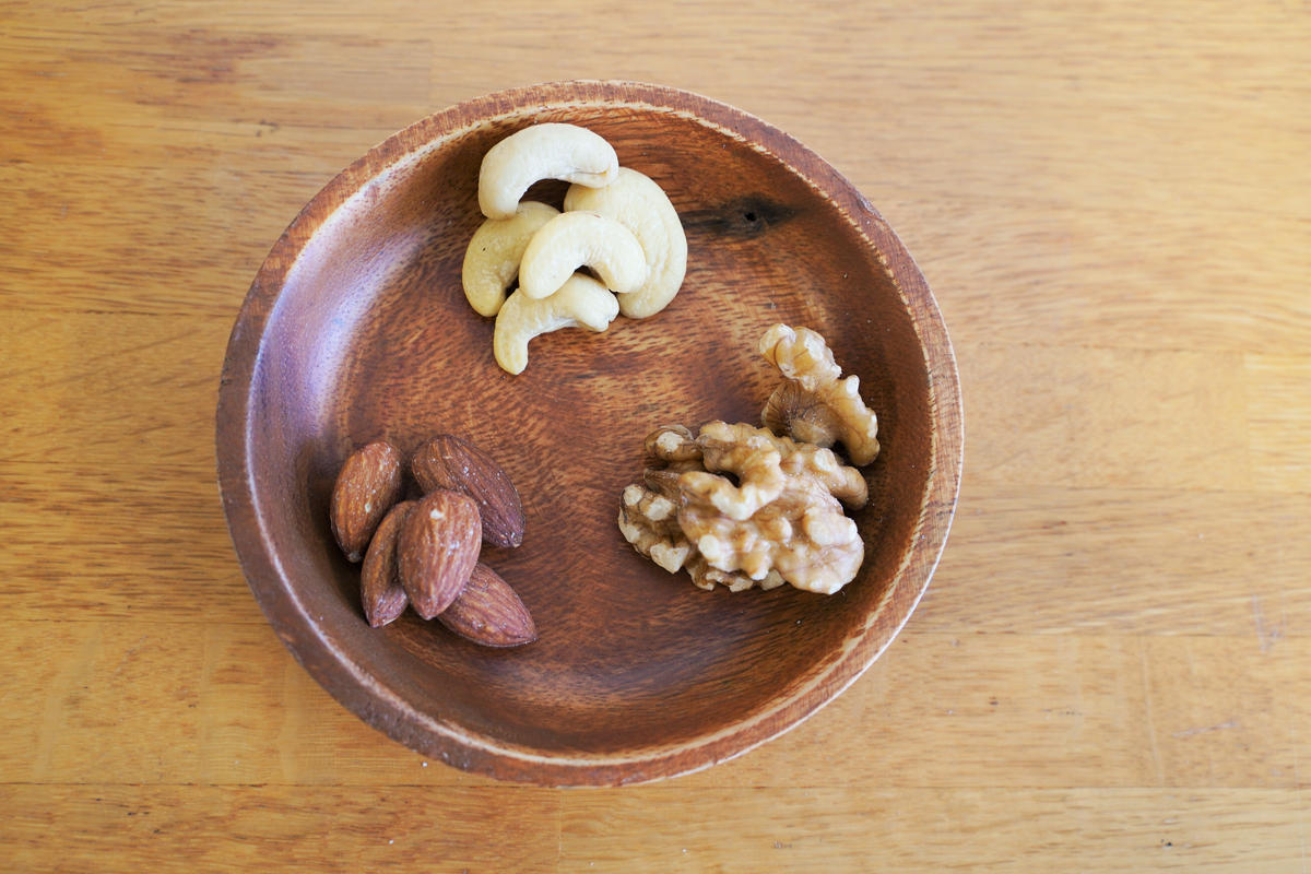 直火焙煎 無塩 素焼き ミックスナッツ チャック付き 1kg × 2袋 計 2kg アーモンド カシューナッツ 生くるみ 3種類 塩 油 不使用 食感 鉄分 食物繊維 バランス栄養食 健康志向 おやつ