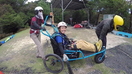 パラグライダー 体験 バギーハーネスで安心 タンデムフライトコース