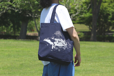 かめいち堂 トートバッグ縦長 ネイビー 帆布 生地 ポケット付き クジラ 帆布生地 トートバッグ カバン 鞄 紺 紺色 シンプル 通学用 動物 生き物 鯨 雑貨 ファッション おしゃれ かわいい ギフ