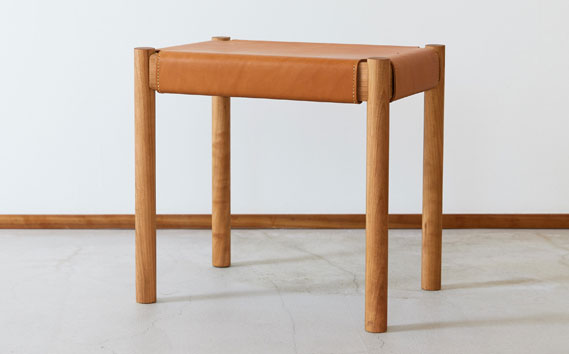 ヌメ革のスツール チェリー 林蔵 wood furniture | 椅子 いす スツール 家具 インテリア ハンドメイド 手作り 無垢材 木製 ヌメ革 リビング キッチン シンプル おしゃれ 埼玉県 狭山市
