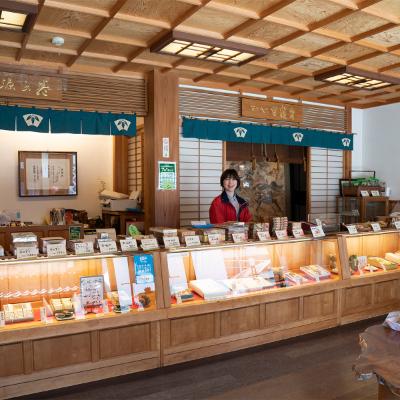 ふるさと納税 津和野町 甘露煮した栗があんの中にごろっと入った銘菓「栗御門」3本セット |  | 02