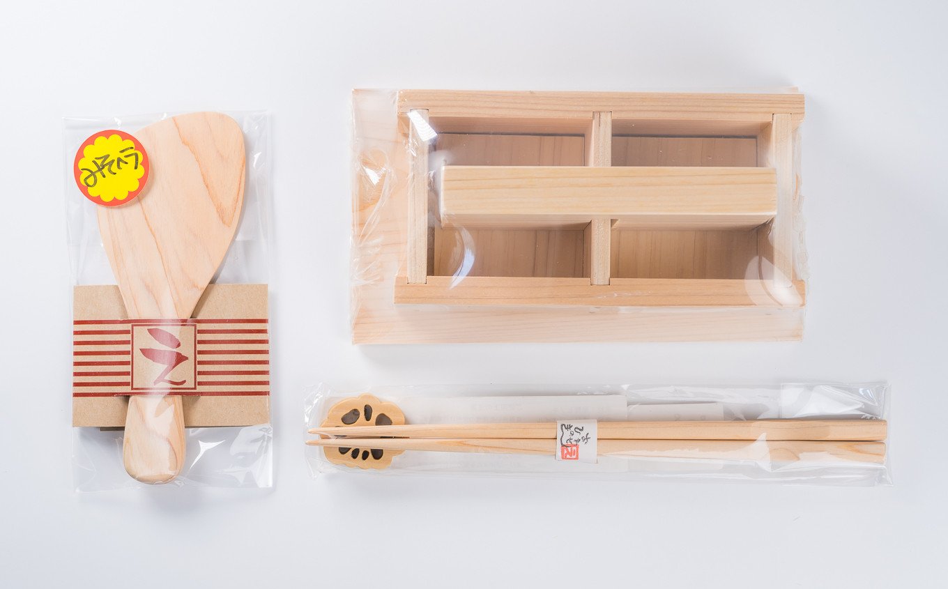 押し寿司の型はもちろん、ご飯をよそう可愛い「みそヘラ」にお箸（箸置き付き）もセット！
※みそヘラは左利き用もございます。