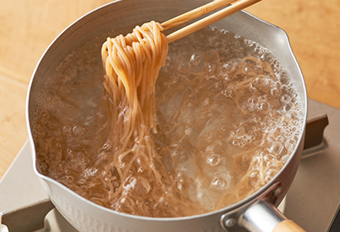 グルテンフリーの玄米麺と日本海のあごだし麺つゆセット（6食）