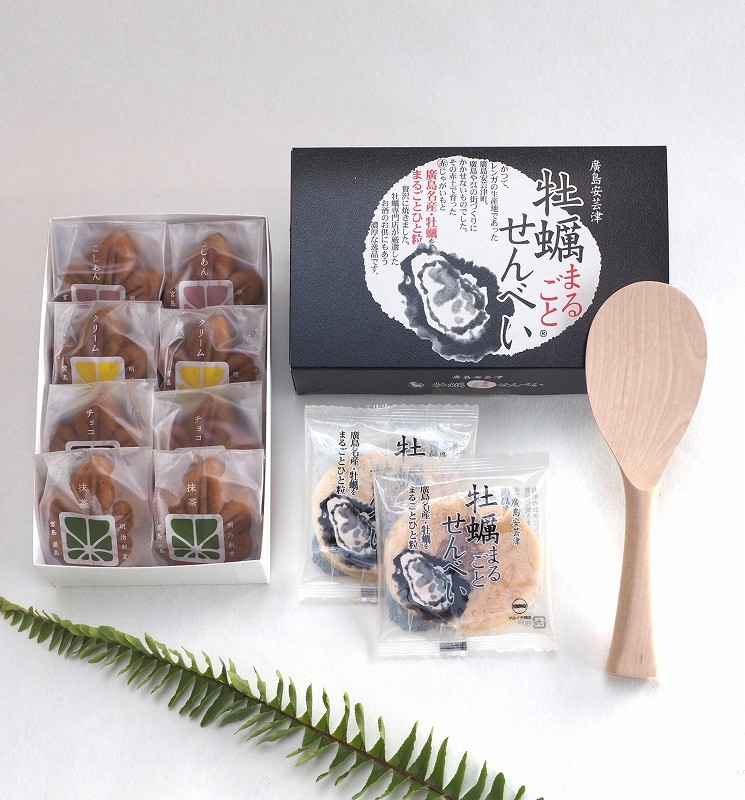 
                  宮島３点セット（もみじまんじゅう、牡蠣まるごとせんべい、杓子）
                