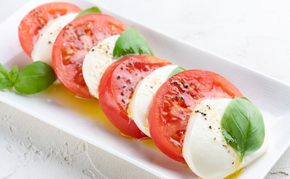 鈴鹿山麓トマト「桃太郎トマト」箱詰め（中箱2kg前後）【トマト ミニトマト 採れたて 自然 栽培 水耕栽培 野菜 甘い あまい おいしい 美味しい 三重県 四日市市 ふるさと納税】