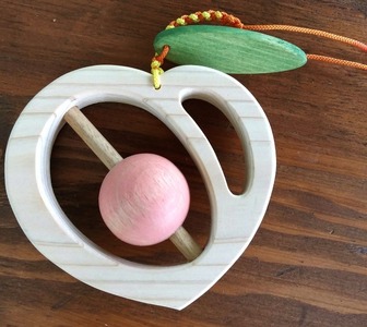 木のおもちゃ　ももラトル