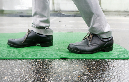 No.286-05 安全歩行マット　900mm×2M　グレー ／ グリップ性能 足元のすべり止め 最適 メッシュ構造 透水性 カット加工 安心 安全 千葉県