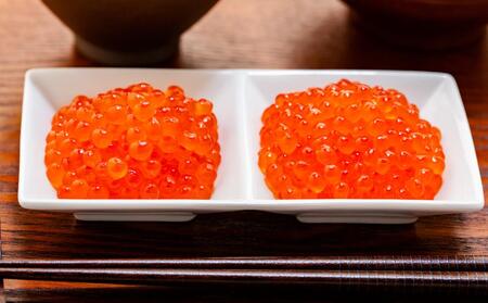 食べきりサイズのいくら醤油漬&塩漬セット（合計840g）