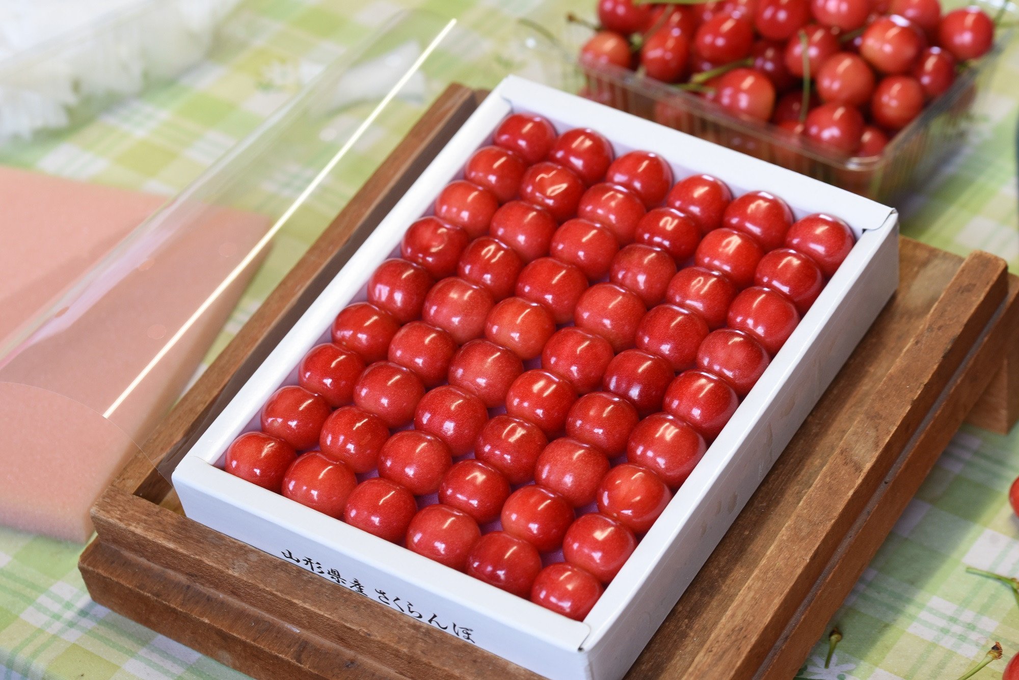 
            08-10-032　加温さくらんぼ(佐藤錦)鏡詰め300g 
          