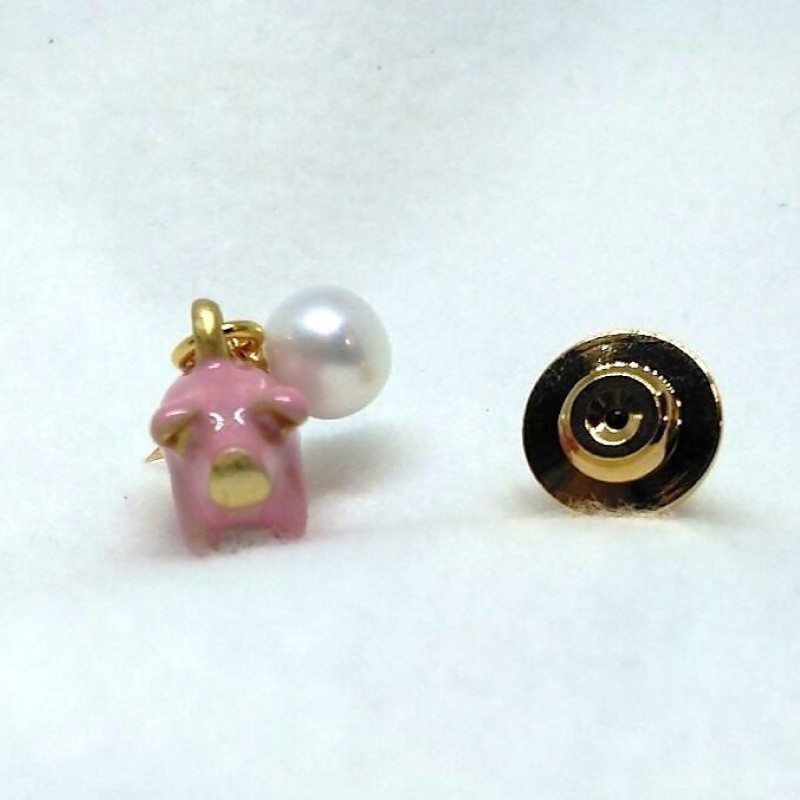 ぶたの色はピンク色です。