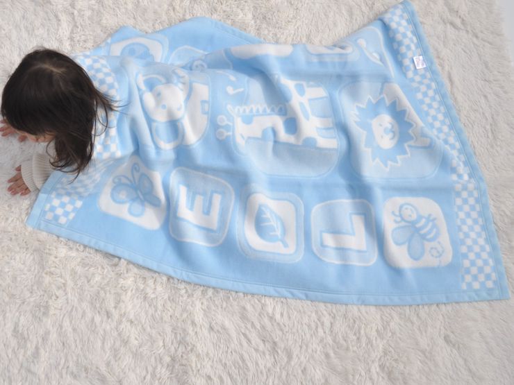 【ふるさと納税】名入れ可 ベビー毛布 (キリン柄) ブルー 85×115cm 毛布の町(泉大津市産)｜ベビー毛布 ベビーブランケット 毛布 ブランケット おくるみ 綿毛布 入園 保育園 幼稚園 お昼寝 おひる寝 通園 敏感肌 洗える 洗濯可 寝具 ベッド 冷房対策 赤ちゃん N-MJ200 [3379]