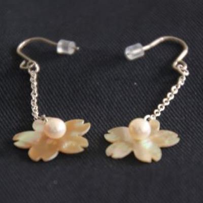 ふるさと納税 志摩市 貝と真珠 ピアス【桜:アワビ】 |  | 01