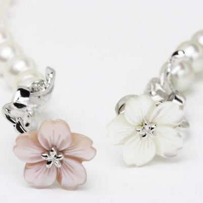 ふるさと納税 桜川市 桜のホワイトシェル貝ペンダントと和珠グレーカラーネックレス7.5mm |  | 02