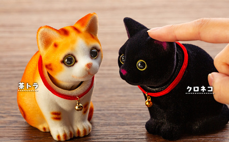 フロッキー　首ふりネコちゃん 雑貨 インテリア 置物 動物モチーフ ねこの貯金箱 かわいい 日本製 首ふりマスコット フワフワ フリーハンド 自動車用インテリア  クロネコ