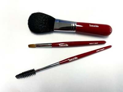 熊野化粧筆 ベーシックセット II(軸色：赤)【メイクブラシ 化粧筆 フェイスブラシ チークブラシ アイシャドウブラシ 熊野筆 伝統工芸 職人技 高級筆 セット ギフト 贈り物】 21-38