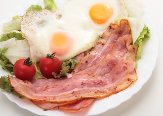 越後ハム特選 ハム・ベーコン・ウインナーギフトセット 計900g 指定日可 肉 加工品 ハム ベーコン ウインナー ギフト セット 越後ハム 贈答 新潟県産 指定日 のし 熨斗 越後ハム 新潟県 新発